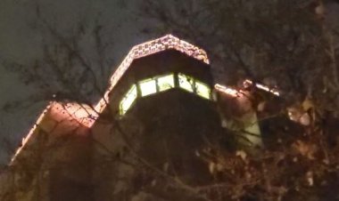 Acoperişul unui bloc turn din Constanța, cuprins de flăcări; zeci de persoane, evacuate de pompieri