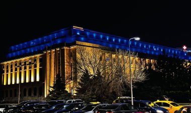 Palatul Victoria, luminat în albastru şi galben, ca simbol al solidarităţii faţă poporul ucrainean