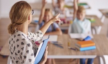 Învățători, doar cu studii superioare. Salarizarea cadrelor didactice va fi progresivă