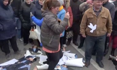 Simpatizanţi ai Partidului Şor au rupt şi călcat în picioare fotografii cu Maia Sandu