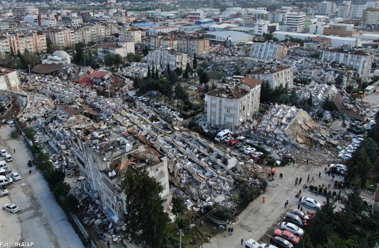 Bilanţul victimelor cutremurelor care au lovit Turcia şi Siria a depăşit 11.200 de morţi