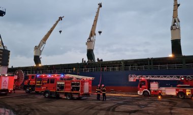 Incendiu în magazia unei nave aflate în portul Constanţa Sud - Agigea