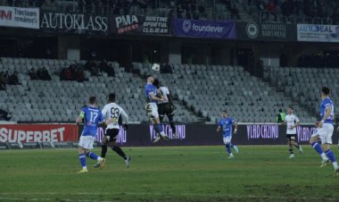Universitatea Cluj a învins liderul Farul Constanţa cu 2-0, în Superligă