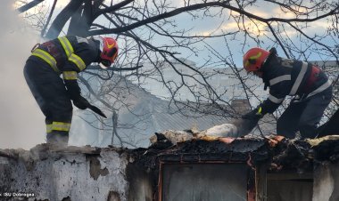 Incendiu puternic la o locuință din Constanța. Trupul unui bărbat a fost găsit carbonizat