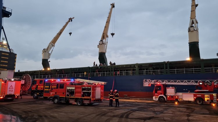 Incendiu în magazia unei nave aflate în portul Constanţa Sud - Agigea