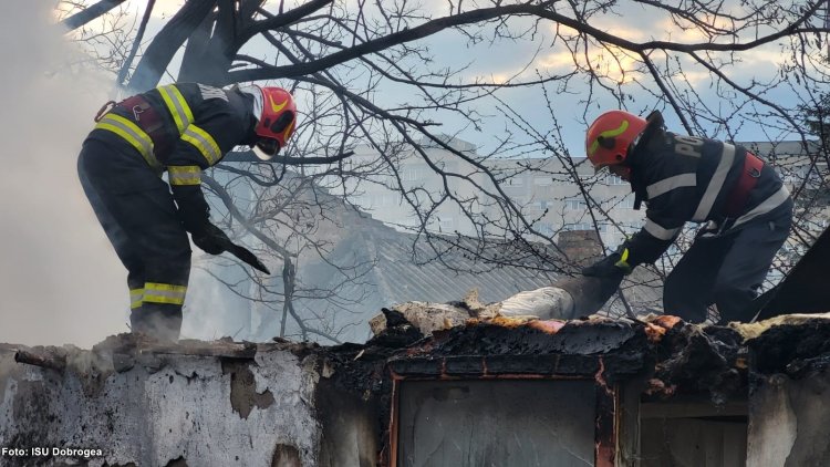 Incendiu puternic la o locuință din Constanța. Trupul unui bărbat a fost găsit carbonizat