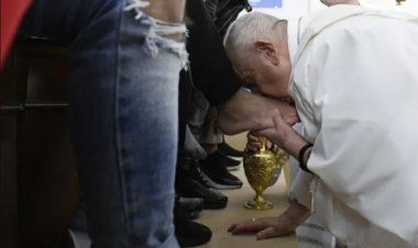 Papa Francisc a spălat picioarele a 12 tineri deţinuţi, între care un român