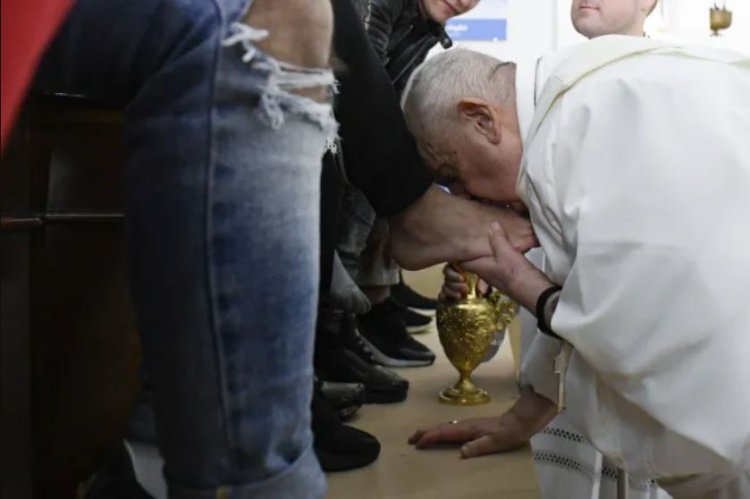 Papa Francisc a spălat picioarele a 12 tineri deţinuţi, între care un român