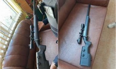 Tatăl copilului care a intrat cu o armă tip airsoft în curtea şcolii, amendat cu 5.000 de lei