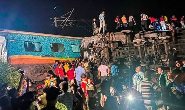 Cel puțin 50 de morți și 500 de răniți după ce un tren a deraiat în India