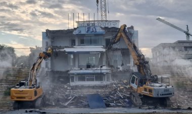 A început demolarea stadionului Farul din Constanța