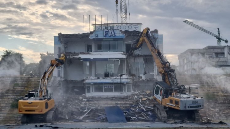 A început demolarea stadionului Farul din Constanța