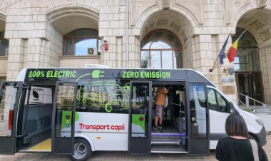 Ministrul Mircea Fechet a anunțat lansarea programului pentru microbuze electrice școlare