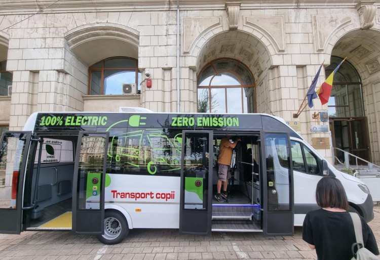 Ministrul Mircea Fechet a anunțat lansarea programului pentru microbuze electrice școlare