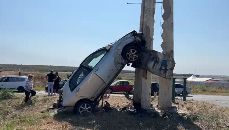 Un șofer s-a urcat cu mașina pe un indicator amplasat la intrare în Medgidia