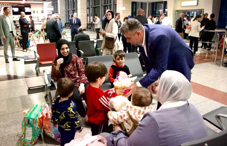 Avionul cu primul grup de români evacuaţi din Gaza a aterizat la Bucureşti