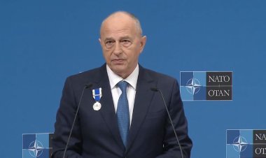 Secretarul general adjunct al NATO, Mircea Geoană, decorat cu Ordinul NATO Serviciul Merituos