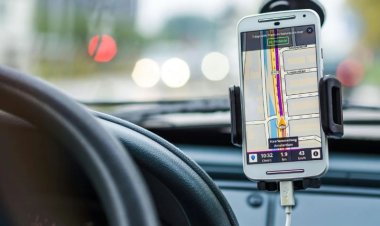 Trei persoane care coordonau firme de ride-sharing, reţinute într-un dosar de evaziune fiscală