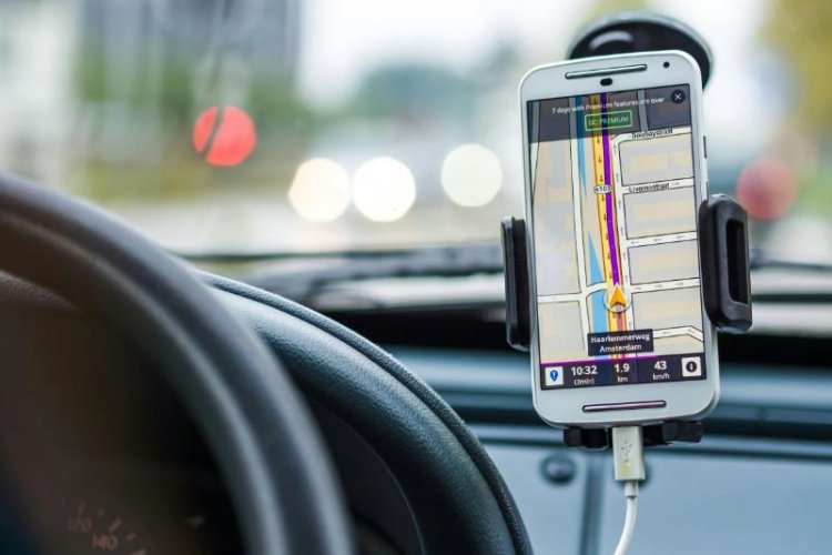 Trei persoane care coordonau firme de ride&#45;sharing, reţinute într&#45;un dosar de evaziune fiscală