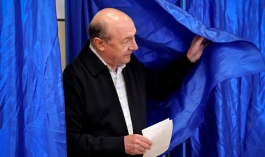 Traian Băsescu: Suntem la răscruce cu opțiuni clare - către vest sau către est