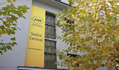 AUR: Elevii şi profesorii trebuie să spună Tatăl Nostru și să cânte imnul, înainte de începerea orelor de curs
