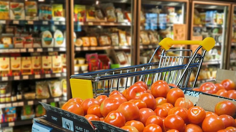 Bolojan: Am luat decizia să continuăm plafonarea adaosului comercial la produsele alimentare
