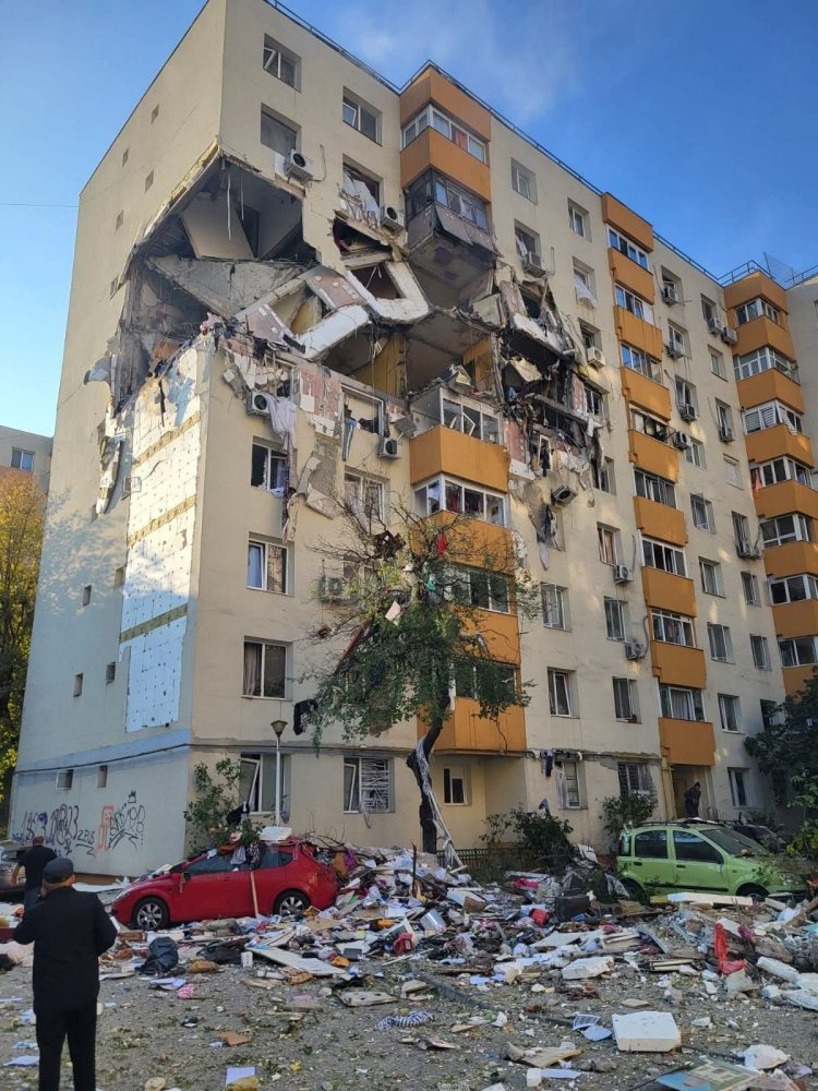 Explozie puternică la un bloc din Bucureşti. Doi oameni au murit.