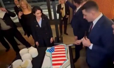 George Simion a tăiat un tort în forma Groenlandei acoperit cu steagul SUA