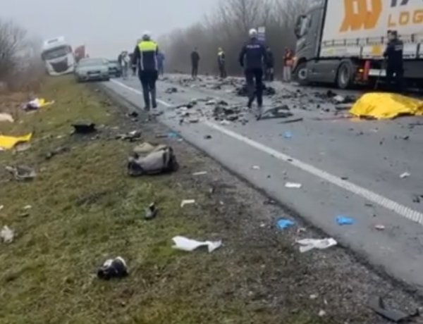 Carnagiu pe E 70: cel puţin şase persoane decedate, după un accident deosebit de grav