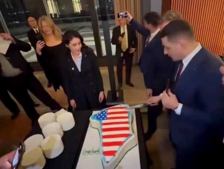 George Simion a tăiat un tort în forma Groenlandei acoperit cu steagul SUA