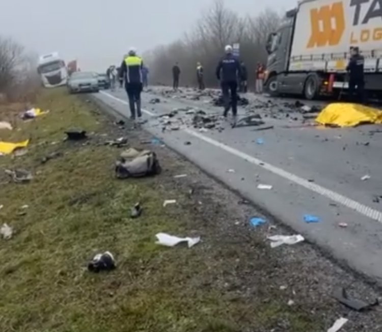 Carnagiu pe E 70: cel puţin şase persoane decedate, după un accident deosebit de grav