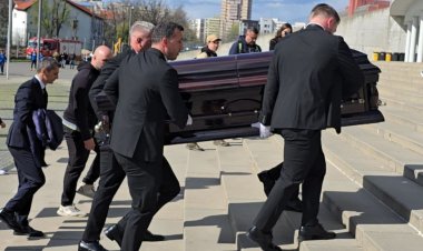 Sicriul cu trupul neînsuflețit al lui Mircea Lucescu este depus la Arena Națională