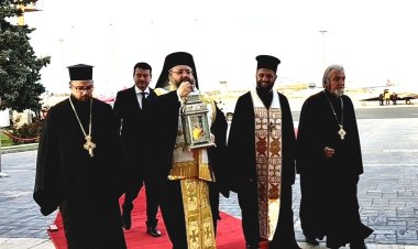 Sfânta Lumină de la Ierusalim a ajuns în România. Părinte Ioan Meiu: Lumina este fundamentul vieții și al cunoașterii