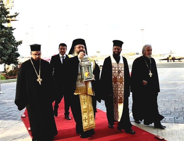 Sfânta Lumină de la Ierusalim a ajuns în România. Părinte Ioan Meiu: Lumina este fundamentul vieții și al cunoașterii