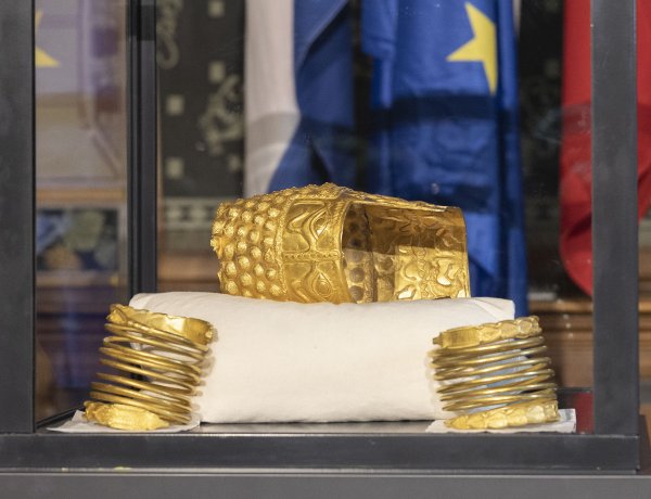 Coiful de la Coțofenești și cele două brățări de aur au fost aduse în țară