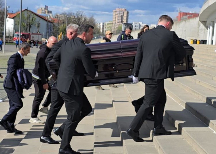 Sicriul cu trupul neînsuflețit al lui Mircea Lucescu este depus la Arena Națională