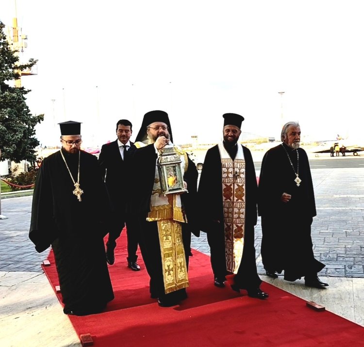 Sfânta Lumină de la Ierusalim a ajuns în România. Părinte Ioan Meiu: Lumina este fundamentul vieții și al cunoașterii