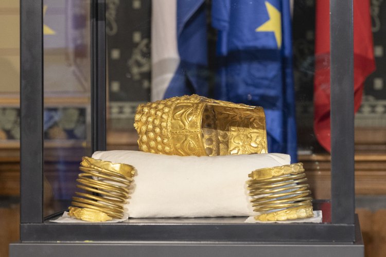 Coiful de la Coțofenești și cele două brățări de aur au fost aduse în țară