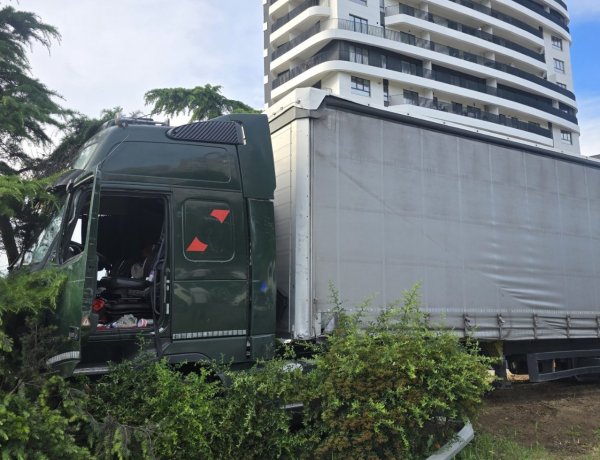 TIR scăpat de sub control în oraşul Constanţa
