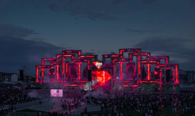 BEACH, PLEASE! continuă în forţă: Ziua 1 a adus show-uri spectaculoase și o energie care a ținut festivalul viu până târziu în noapte