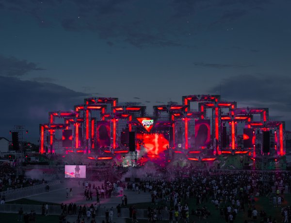 BEACH, PLEASE! continuă în forţă: Ziua 1 a adus show-uri spectaculoase și o energie care a ținut festivalul viu până târziu în noapte
