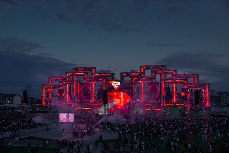 BEACH, PLEASE! continuă în forţă: Ziua 1 a adus show-uri spectaculoase și o energie care a ținut festivalul viu până târziu în noapte