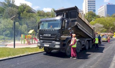 Continuă lucrările de amenajare pe strada Lebedei. Zona este în plin proces de transformare
