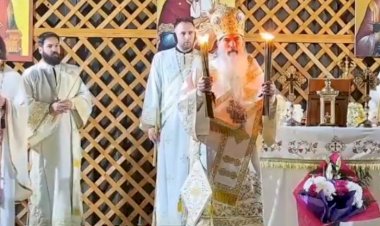 ÎPS Teodosie a împărțit Lumină credincioșilor, iar enoriaşi au cântat Hristos a Înviat