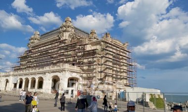 Continuă lucrările de reabilitare a Cazinoului. Echipele de muncitori lucrează la recompartimentarea subsolului