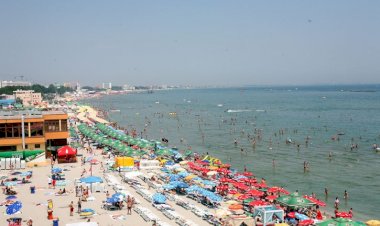 Decizie CNSU: Doar familiile au voie să stea la plajă la mai puţin de 2 metri